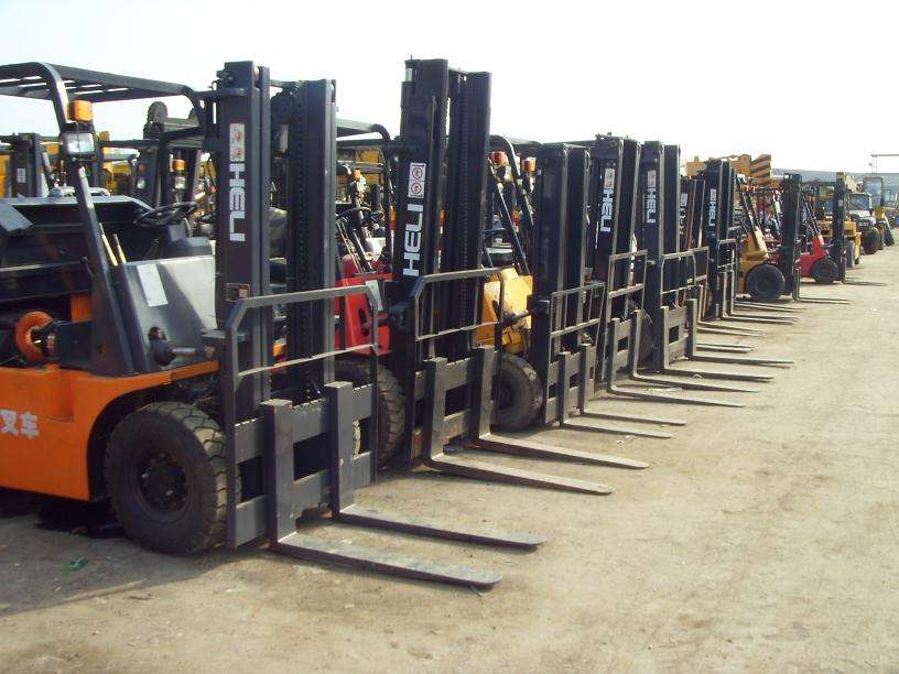 危險！危險！危險！二手叉車懸空，1人被困