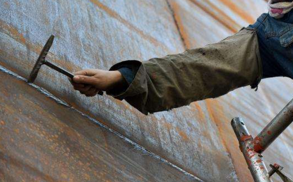 手錘敲打焊縫 手錘敲打焊縫