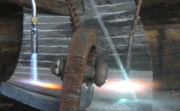 局部熱矯正多采用火焰對焊接構(gòu)件局部加熱 局部熱矯正多采用火焰對焊接構(gòu)件局部加熱