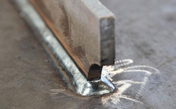 先焊焊縫少的一側(cè)，后焊焊縫多的一側(cè)